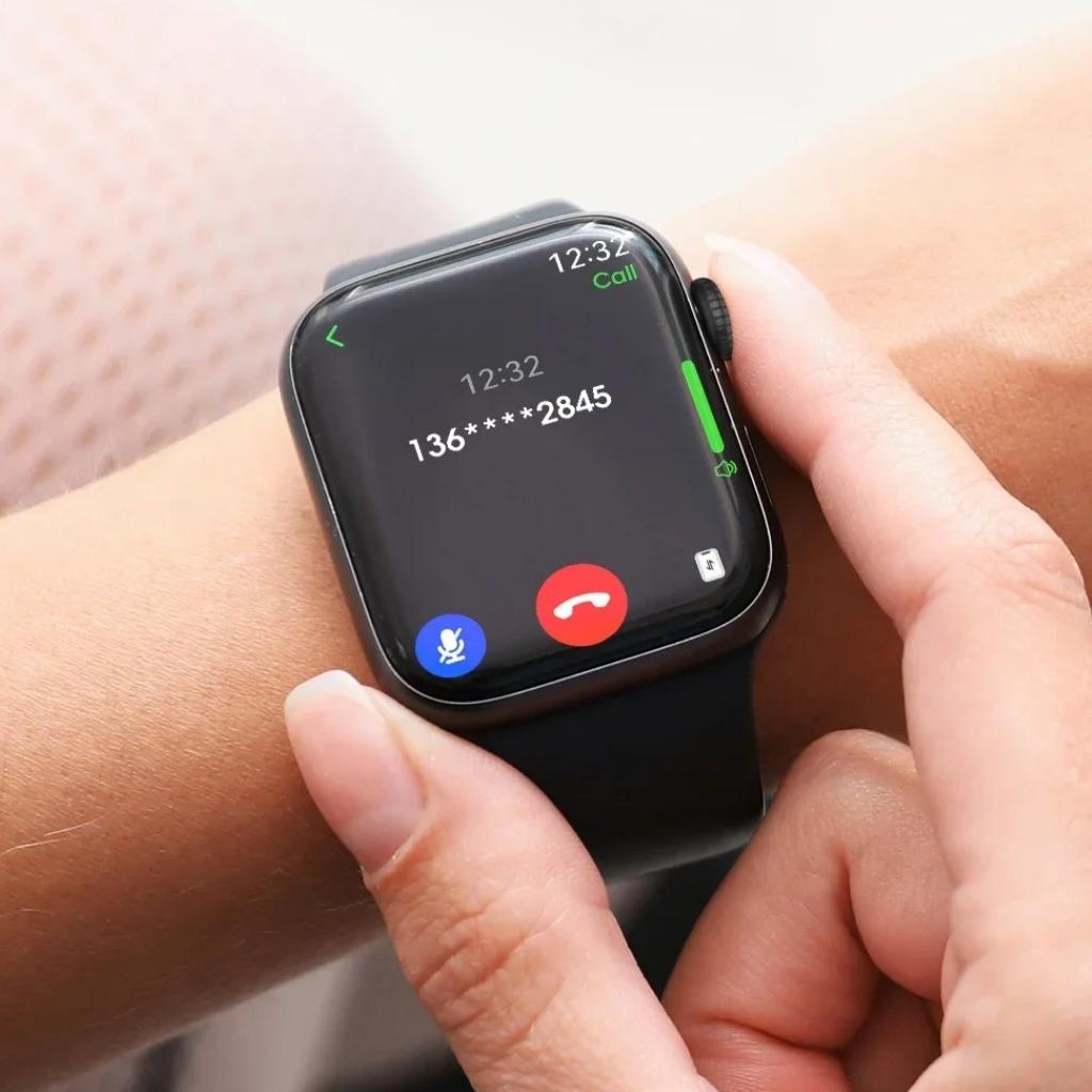 montre connectée Apple DT Watch X Mini affichant un appel en cours avec écran AMOLED et notifications.